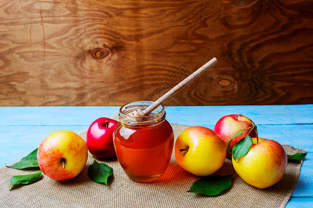 蜂蜜玻璃罐和苹果在生动背景复制空间上roshan概念jewish新年符号图片