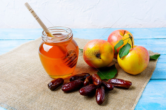 蜂蜜罐椰子和苹果在薄卷饼餐巾上hosan概念jewsh新年符号蜂蜜罐日期和苹果在薄卷饼餐巾上图片