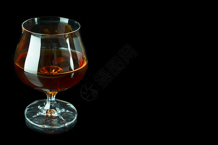 黑背景的苏格兰威士忌饮料古老的威士忌玻璃作为孤独的象征不健康静止生活或不良习惯概念干净的白兰地或波本鼻水黑背景的苏格兰饮料图片