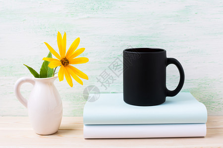 黑色咖啡杯装黄玫瑰花在投篮中空杯装在促销品牌上黑色咖啡杯装在投篮中黄色玫瑰花图片