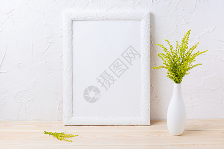 绿色海报白色框架模型用精美花瓶中的装饰草空框架模型用于演示设计白色框架模型用精美花瓶中的装饰草背景