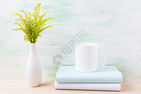 白色咖啡杯茶配有装饰绿色花草空白杯装饰设计推广白色咖啡杯配有装饰绿色花草图片