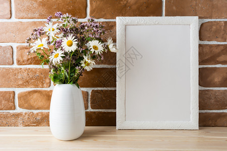 白色框架模型花在砖墙附近空框架模型用于演示设计现代艺术模板框架白色模型野花图片