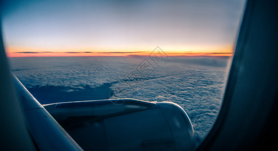 看着飞机窗外的美丽景色图片