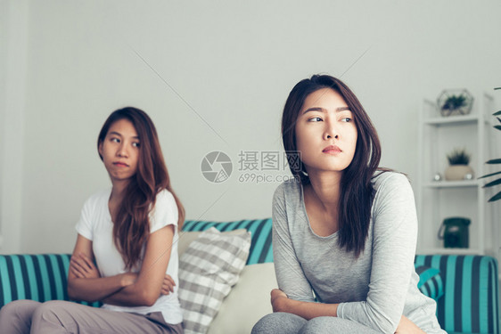 年轻女夫妇争吵并背对着每个女夫妇年轻女夫妇争吵并背对着方在卧室的悲伤时期lgbt夫妇在卧室里对另一情不自禁地发脾气lgbt情人感图片