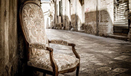古老的椅子在传统街道上lecitalyec镇italy图片