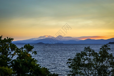 taupo湖和ngari火山在日落时的风景新西兰tongari湖和日落时的tongari火山图片