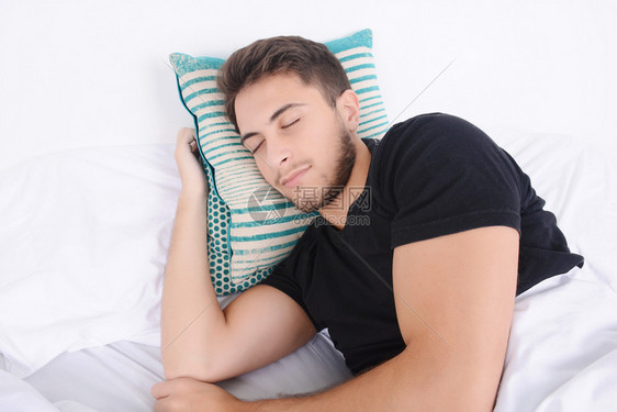 男人睡在床上图片