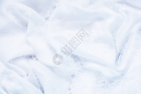 肥皂泡沫白衣浸泡在水中洗涤粉末之前背景