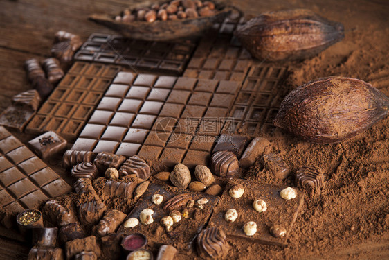 木制巧克力棒糖果可豆和木制粉末图片
