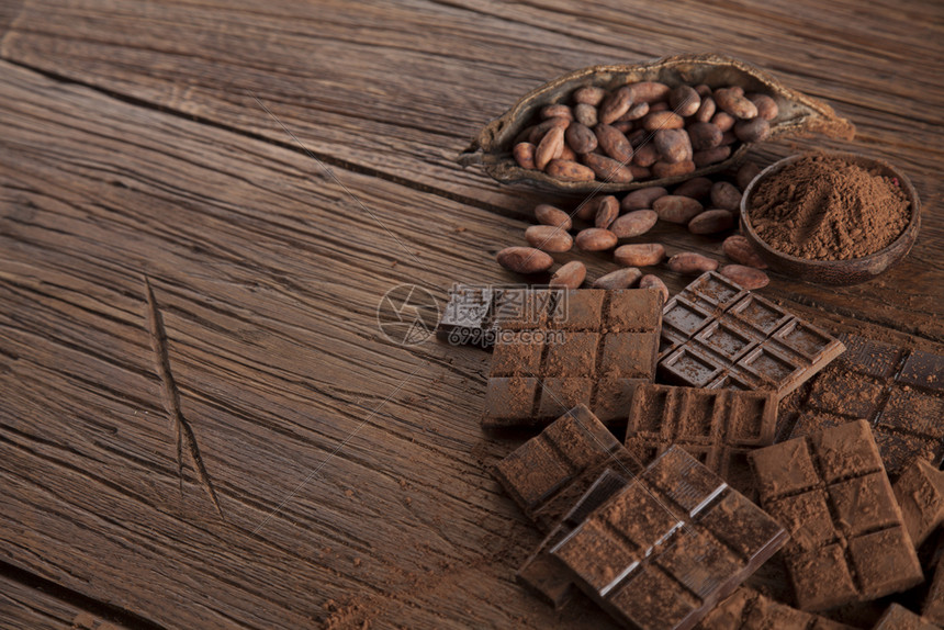 巧克力糖甜点木背景的食深黑土制巧克力棒和木的可豆图片