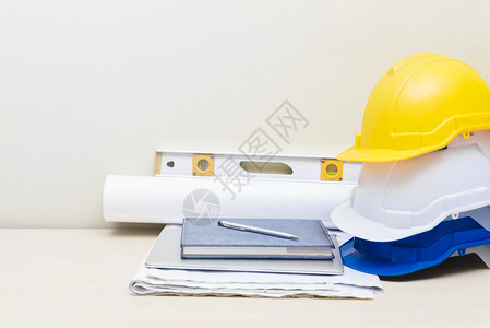工程配件头盔房屋纸张模型商业建筑袋蓝图有白色混凝土墙底料的木制桌子上图片添加文字信息设计艺术工作的背景图片