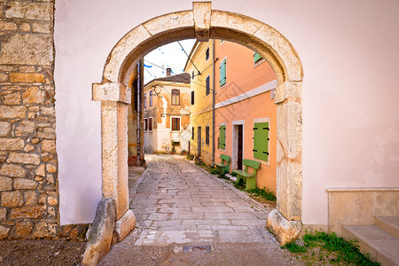 古石门和街道Croati的Isr区旧石门和街道图片