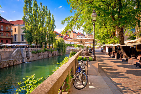 卢布尔雅那绿色河滨鲁门德路边夏季景斯洛维尼亚首府图片