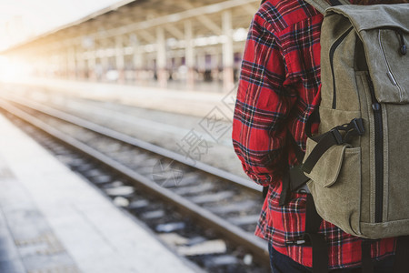 独自在火车站上行走的年轻女背包车旅行者独自在火车站平台上行走的年轻女背包车旅行者独自在火车站平台上行走的年轻女在火车站等旅行的年图片