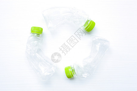 用于回收的空塑料水瓶用于在白色背景上隔绝的再循环空塑料水瓶用于单独回收的塑料水瓶再生概念图片