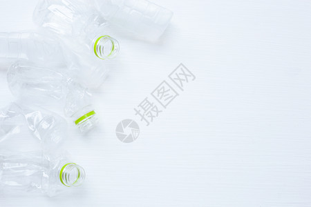 用于回收的空塑料水瓶在白色背景上隔离空塑料水瓶在白色背景上隔离图片