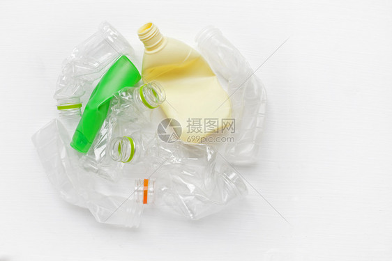 用于回收的空塑料水瓶在白色背景上隔离空塑料水瓶在白色背景上隔离图片