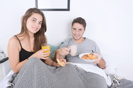 夫妇在床上吃早餐图片