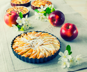 甜的苹果派配有春花和成熟的果实图片