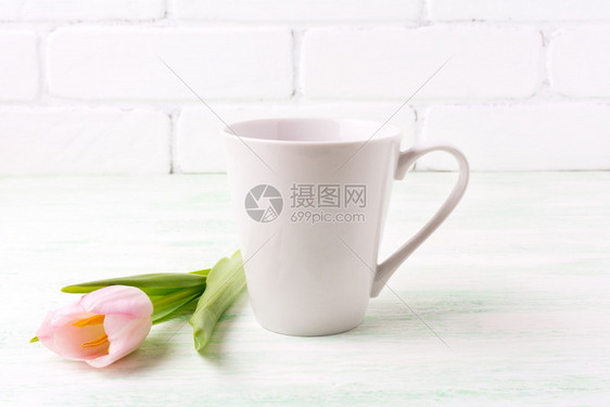 白咖啡拿铁杯装粉红色郁金香花空杯装设计促销白咖啡拿铁杯装粉红色郁金香图片