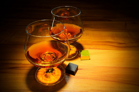 两杯威士忌和木本底巧克力棒波本鼻涕或老式威士忌两杯和巧克力棒图片