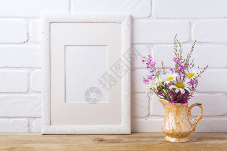 白色的花架模型配有甘菊花和紫装在金色的白p的图片框中配有白色的甘菊花和紫朵装在金色的瓶子花中空的架模型配有展示艺术的现代的模板框图片