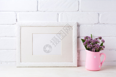 白色的景观框架以粉红色生锈的紫花朵为模型白色的景观图片框架图片