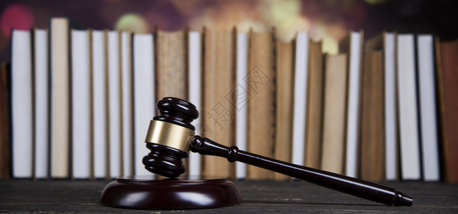 法律主题、官的球棒木制案桌背景法庭图片