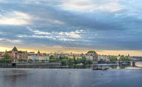 乌拉塔瓦河和华丽城市在日出时与乌拉塔瓦河和美丽的普拉格城市建筑一起在日出时切克图片