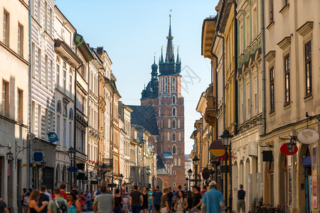 一群游客在弗洛里安大街上在马林斯基朱一群游客在弗洛里安街上波兰克拉科夫市中心的马林斯基教堂图片