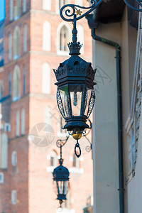 欧洲城市墙壁上的老式铁艺灯笼图片