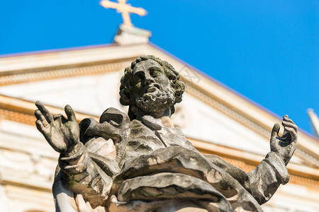 圣徒在克拉科夫天主教堂背景下的雕塑图片