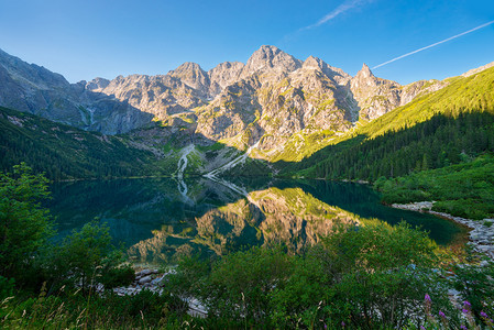 塔特拉山上Poland湖Mriskeo的旅游景点黎明时分在塔特拉山上Poland湖Moskie图片