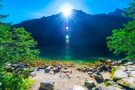 黎明时的塔特拉山脉和大草原海眼的视线图片