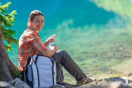 带着一瓶水的快乐旅游者赞美丽的山峰赞美塔特拉斯丽的山湖图片