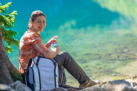 带着一瓶水的快乐旅游者赞美丽的山峰赞美塔特拉斯丽的山湖图片