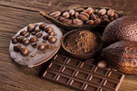 巧克力糖甜食木背景的甜食香味可和木背景的巧克力图片