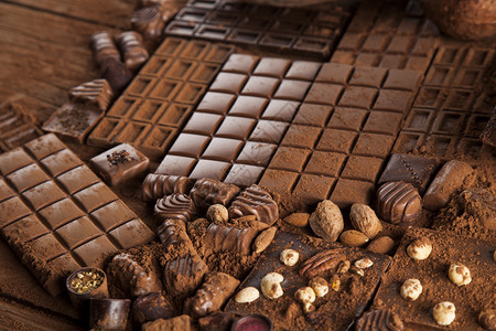 巧克力块和可可豆粉末图片