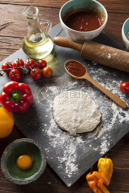 烹饪原料木材上新鲜意大利比萨饼快餐图片