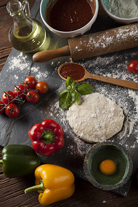 烹饪原料木材上新鲜意大利比萨饼快餐图片