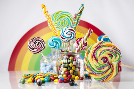多彩混合的糖果棒和果多彩混合的棒糖和不同的彩色圆形糖果和口香球图片