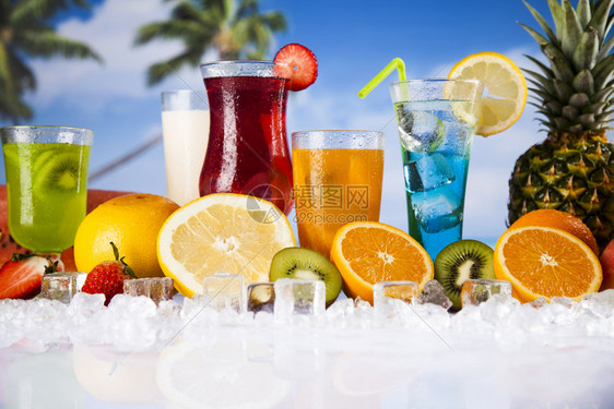新鲜热带水果夏季饮料和棕榈枝各种冷饮夏季图片