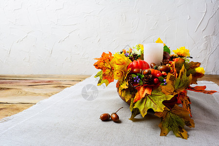 白蜡烛和树叶的装饰品图片