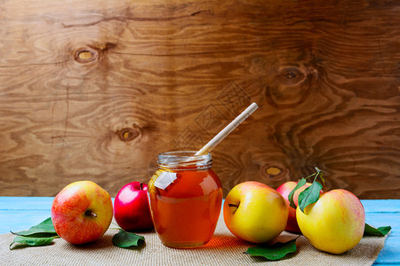 玻璃蜂蜜罐配有顶端和新鲜苹果复制空间玻璃蜂蜜罐复制空间roshan概念jewsh新年符号图片