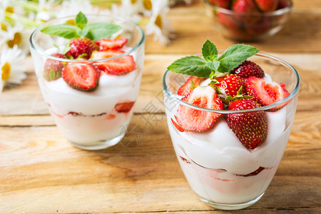 草莓牛奶木桌背景的草莓酸奶背景