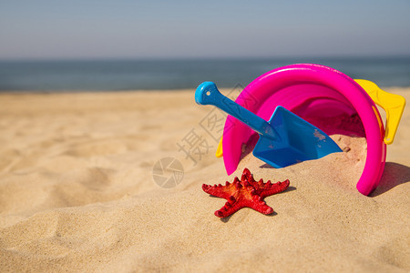 阳光明媚海滩上的玩具图片