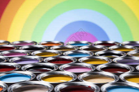 彩虹带有色油漆的金属锡罐图片