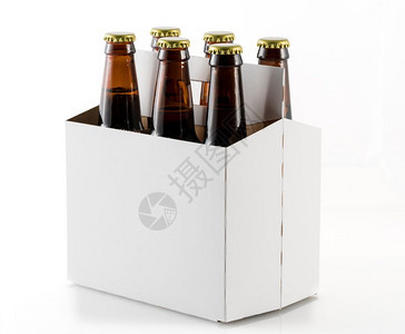 纸板承运人六瓶啤酒纸板集装箱六瓶啤酒有金盖车角对着照相机纸板承运人六瓶啤酒图片