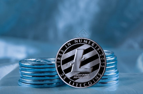 蓝背景的利通硬币堆叠蓝背景的利通硬币堆叠以显示块链和网络货币蓝背景的利通硬币堆叠图片